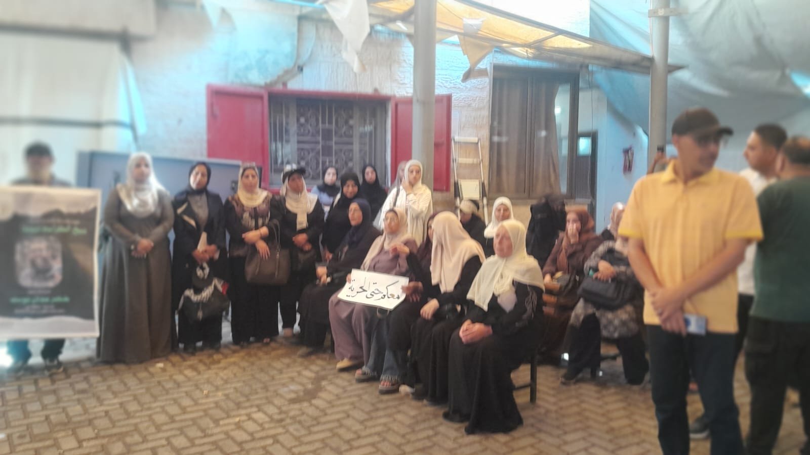 مشاركة في وقفة أسبوعية مع الأسرى أمام الصليب الأحمر بغزة